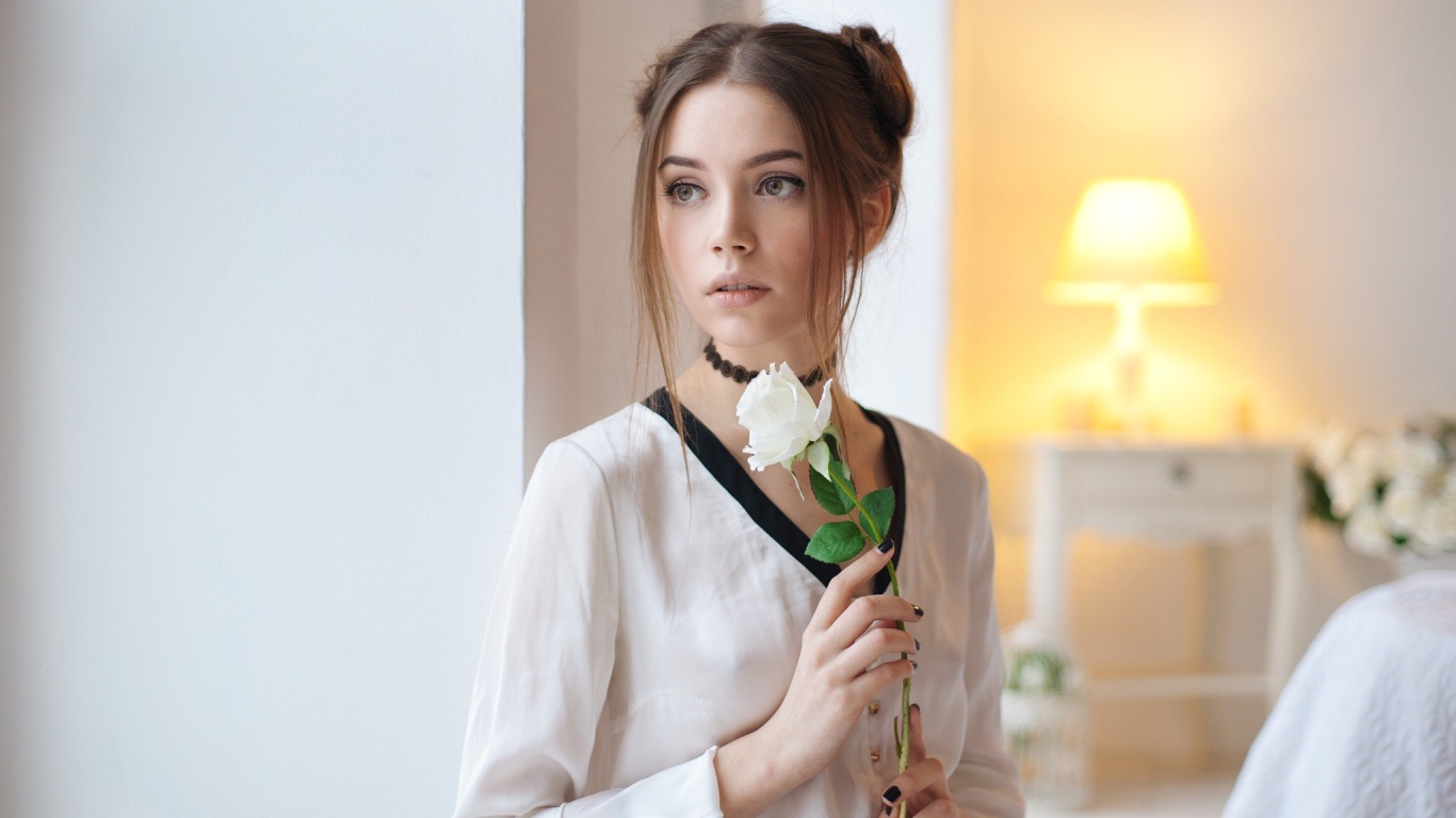 Красивая девушка брюнетка с белой розой 