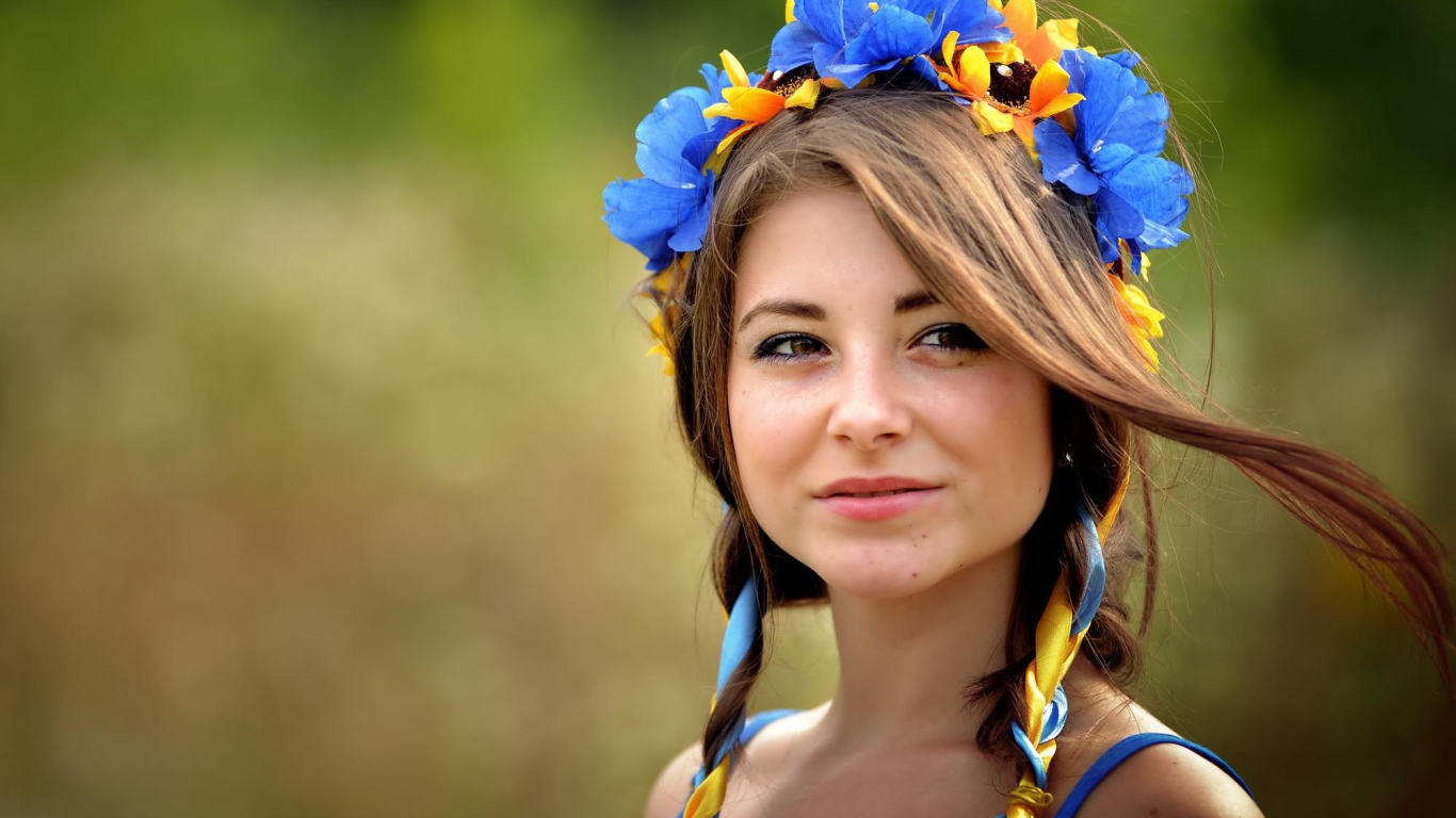 Красивая девушка брюнетка с венком на голове 