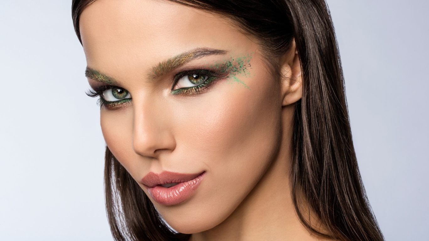 Красивая девушка брюнетка с эффектным макияжем