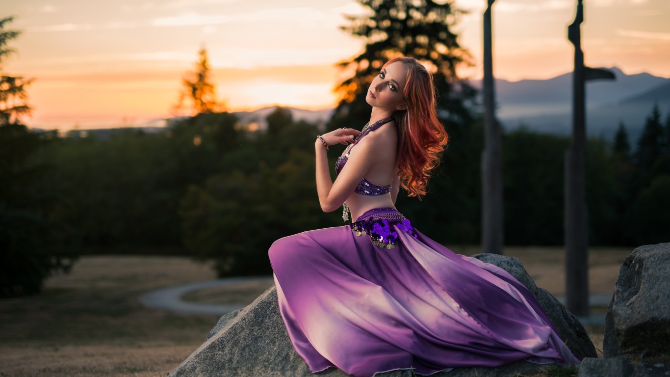 Красивая девушка в фиолетовом восточном наряде 