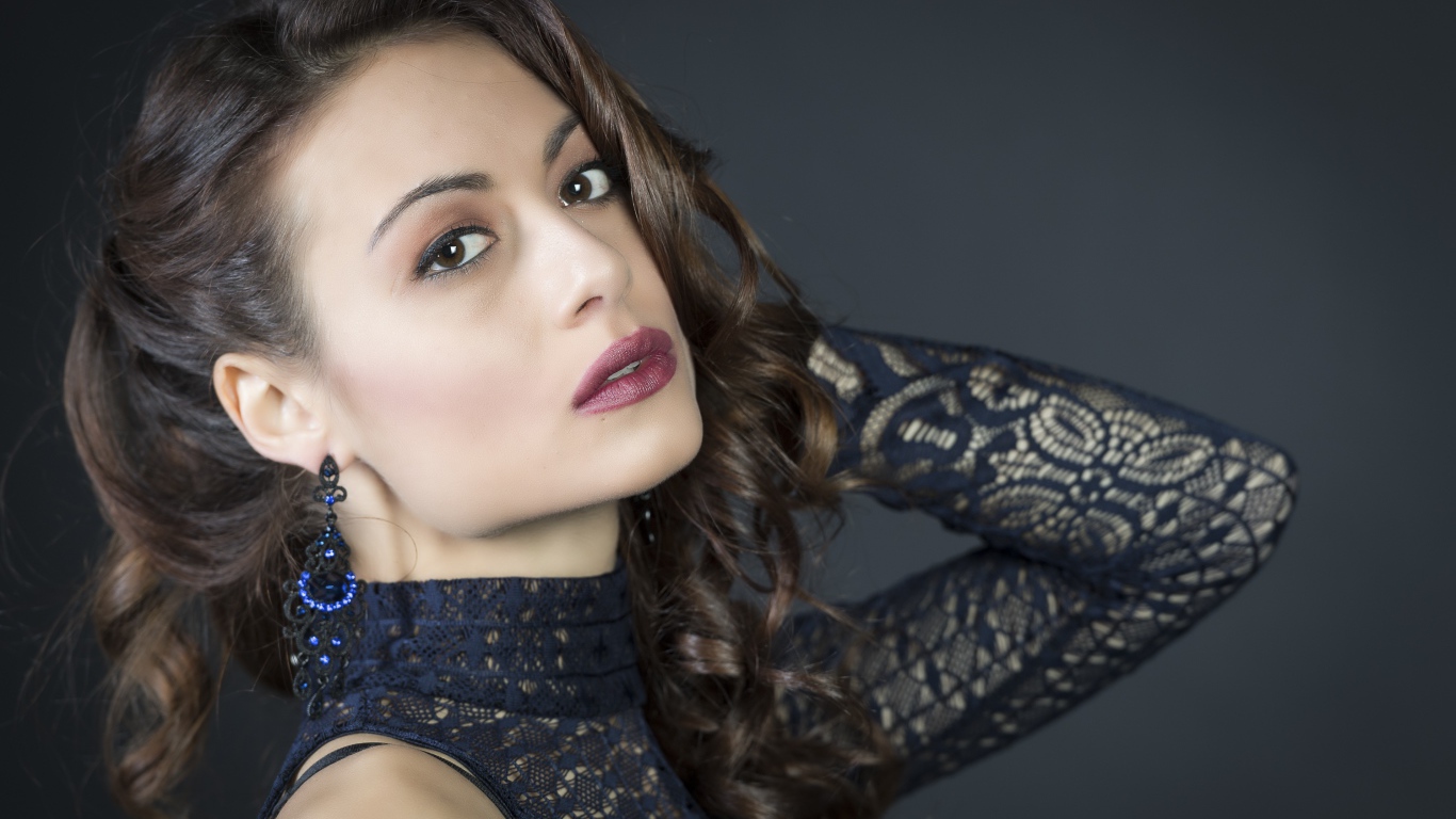 Красивая девушка модель с карими глазами 