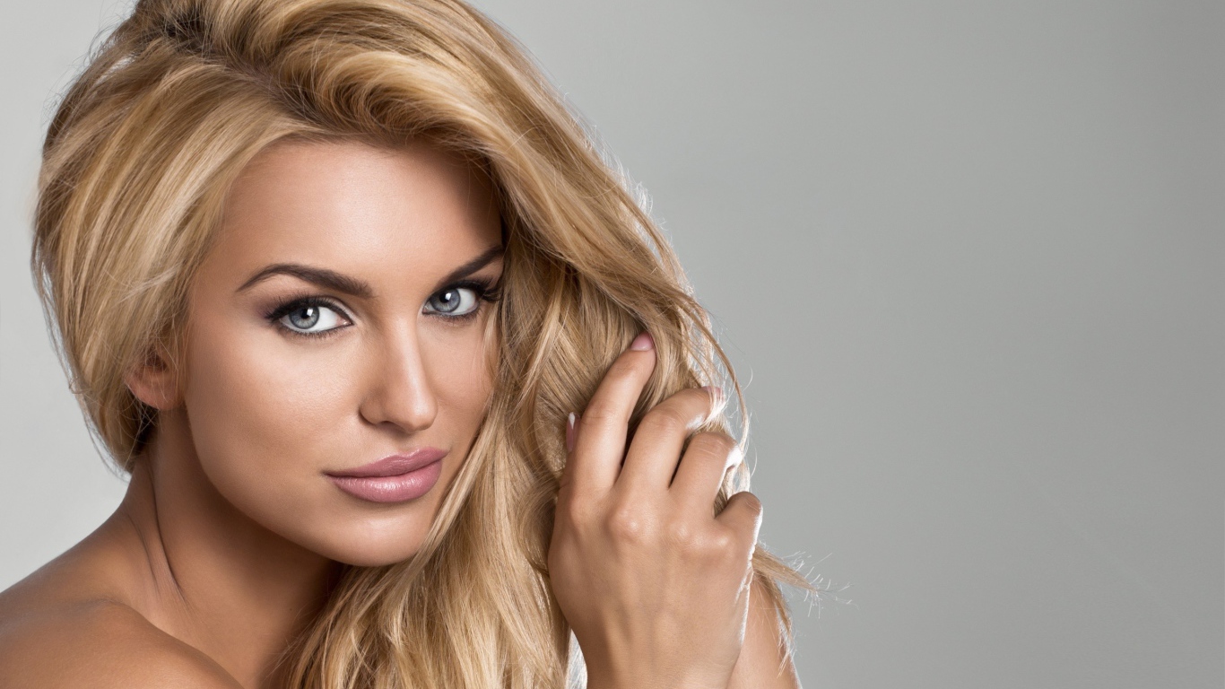 Красивая девушка модель с серыми глазами 