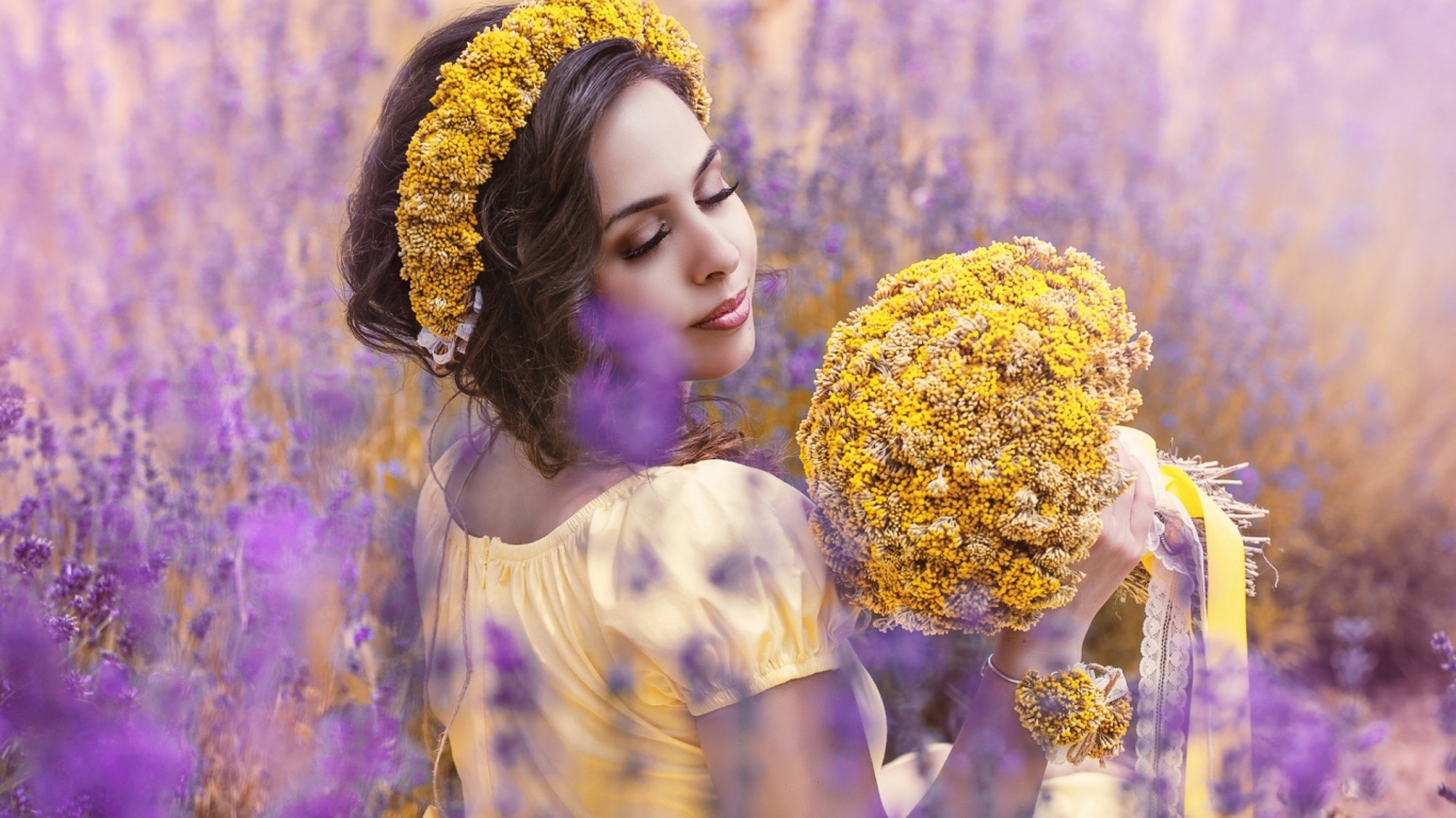 Красивая девушка с букетом желтых полевых цветов 