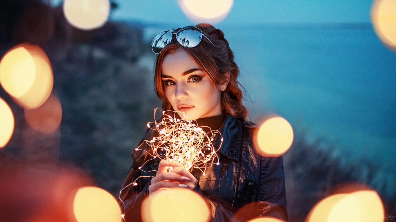 Красивая девушка с включенной гирляндой 