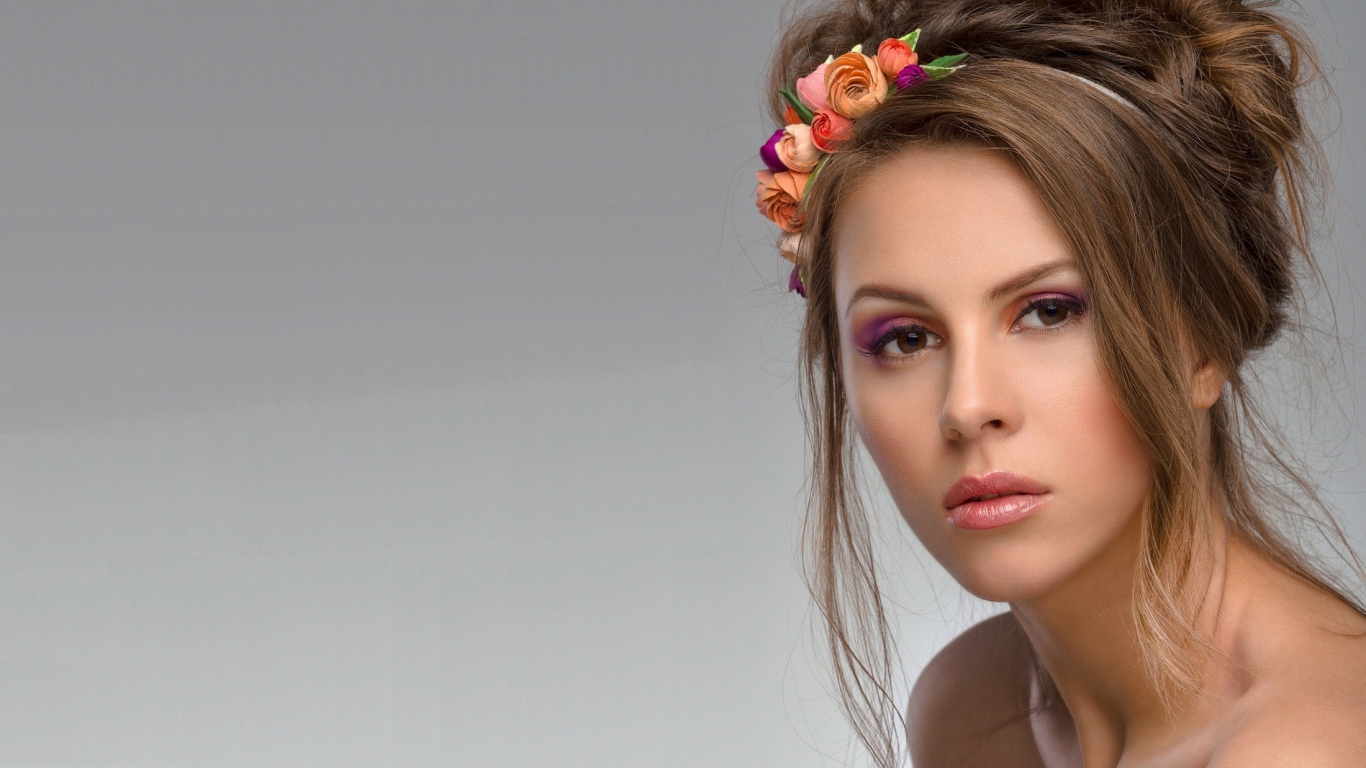 Красивая девушка с нежным макияжем фото на сером фоне