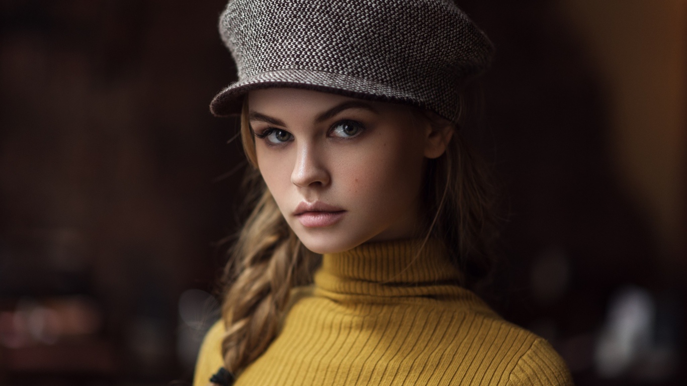 Красивая девушка с косой в кепке