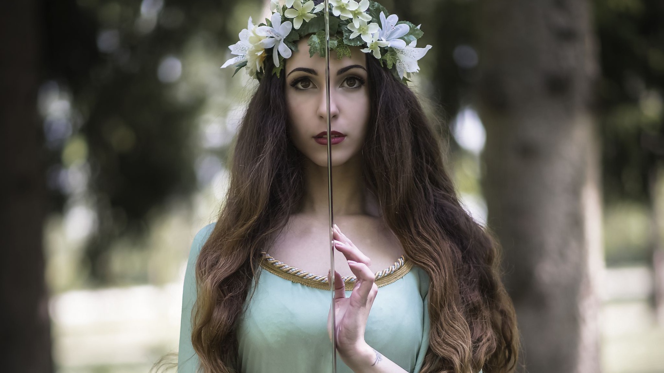 Красивая девушка модель с мечом в руках