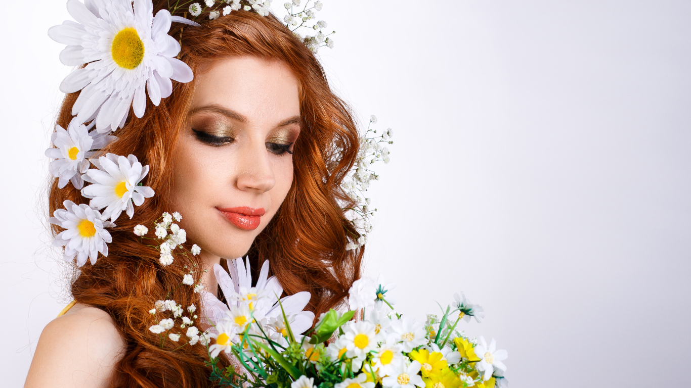 Красивая рыжеволосая девушка с цветами в волосах