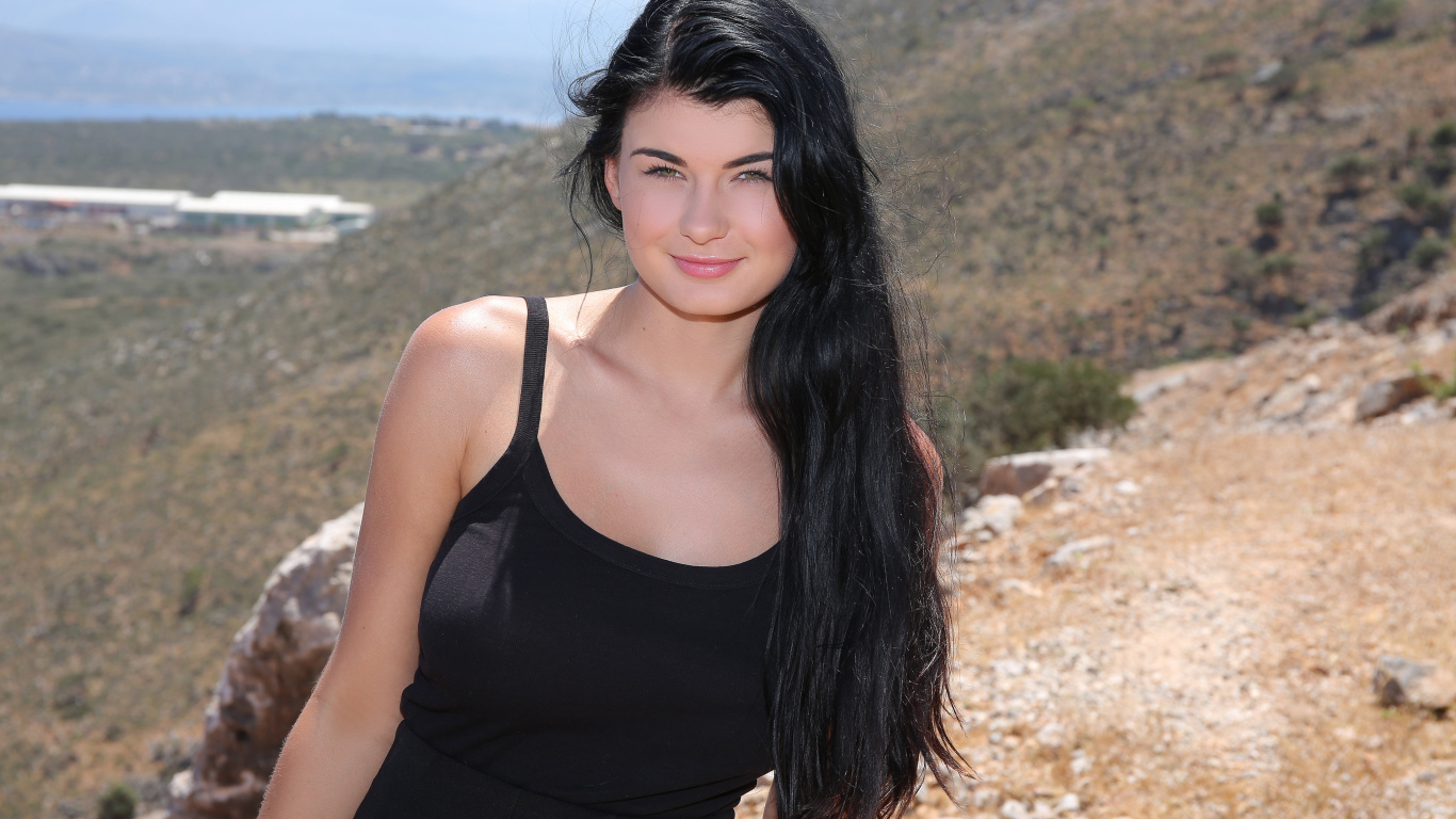 Красивая молодая брюнетка в черном