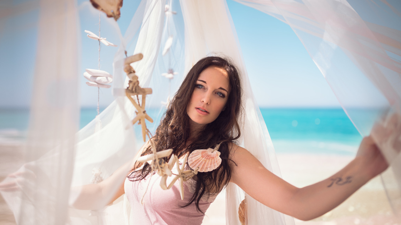 Красивая молодая девушка на берегу моря