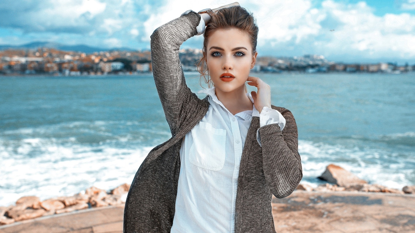 Красивая молодая девушка с голубыми глазами 