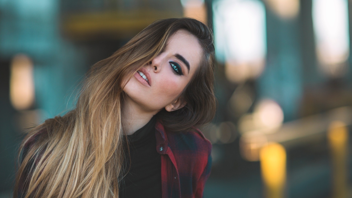 Красивая молодая девушка с длинными волосами 