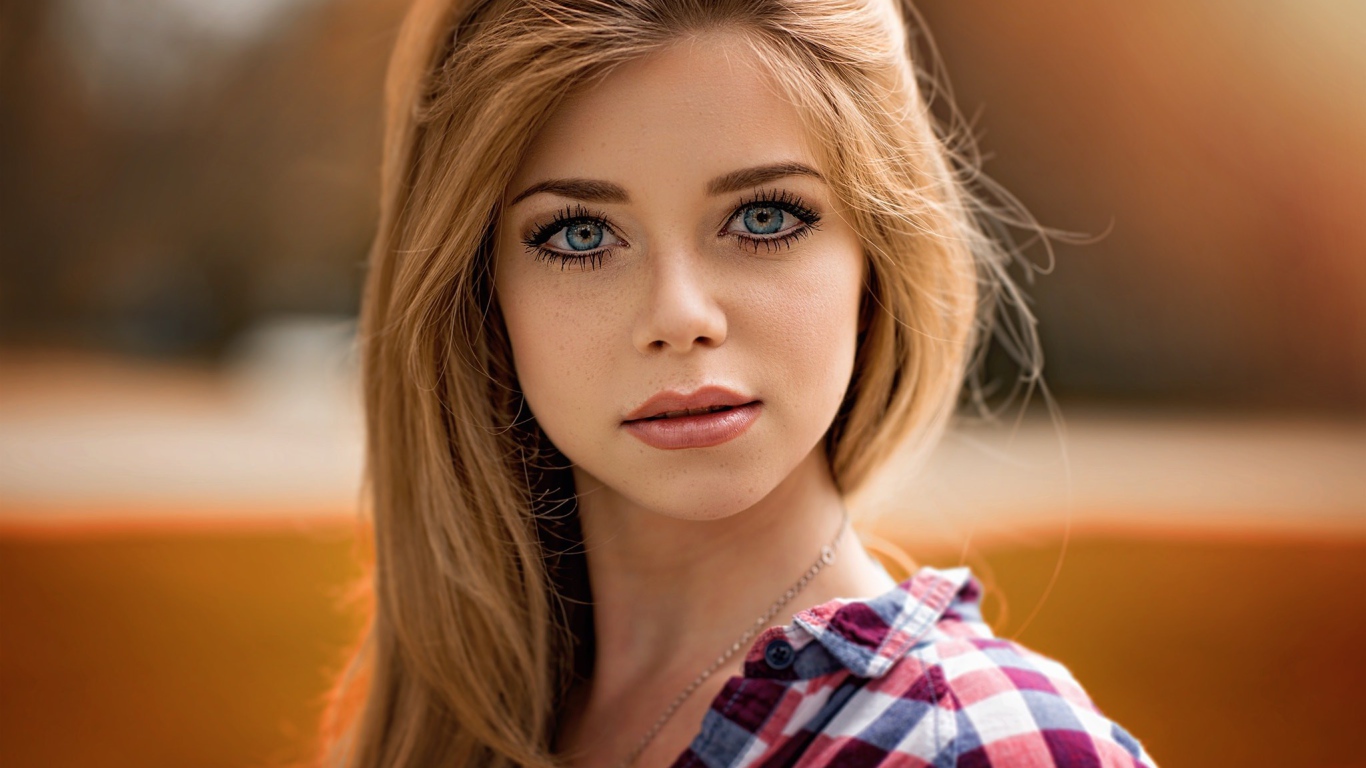 Девушка блондинка с красивыми голубыми глазами 