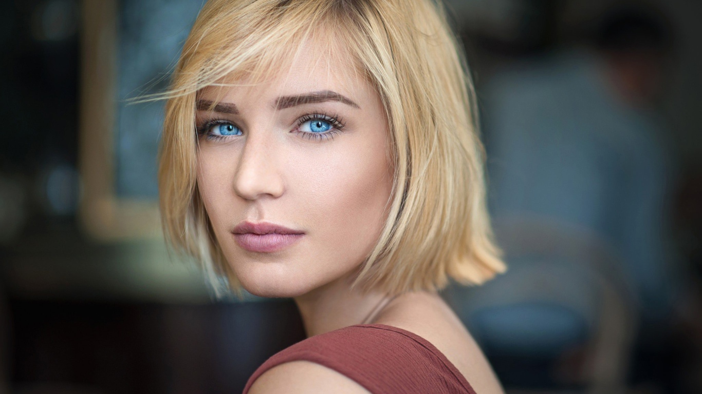 Девушка блондинка с короткой стрижкой и голубыми глазами 