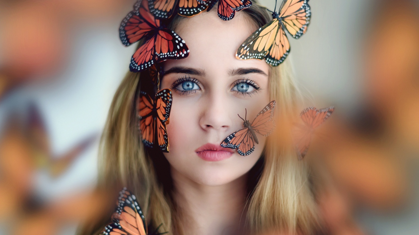 Голубоглазая девушка с бабочками на лице 