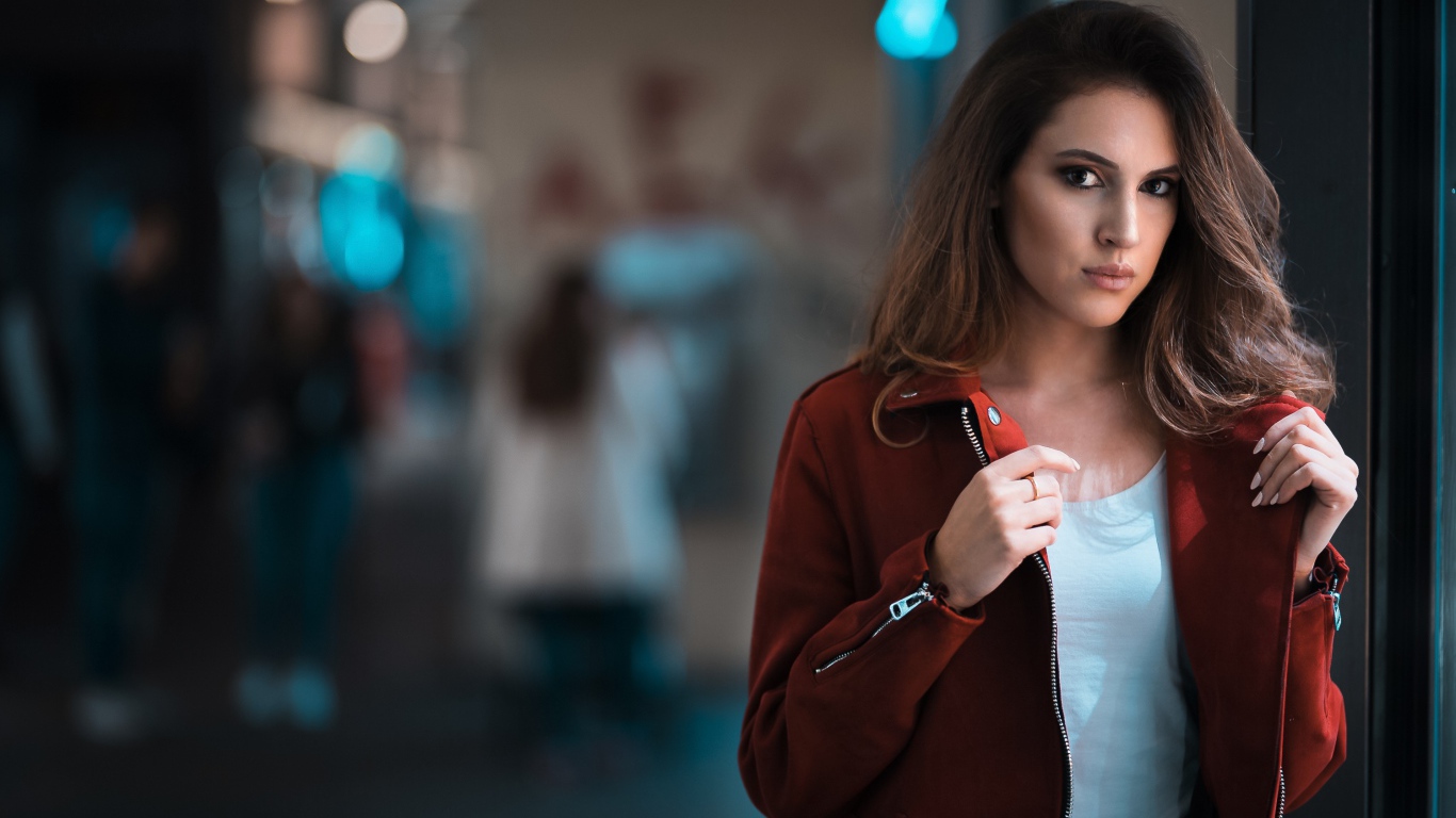 Кареглазая длинноволосая девушка брюнетка в красной куртке