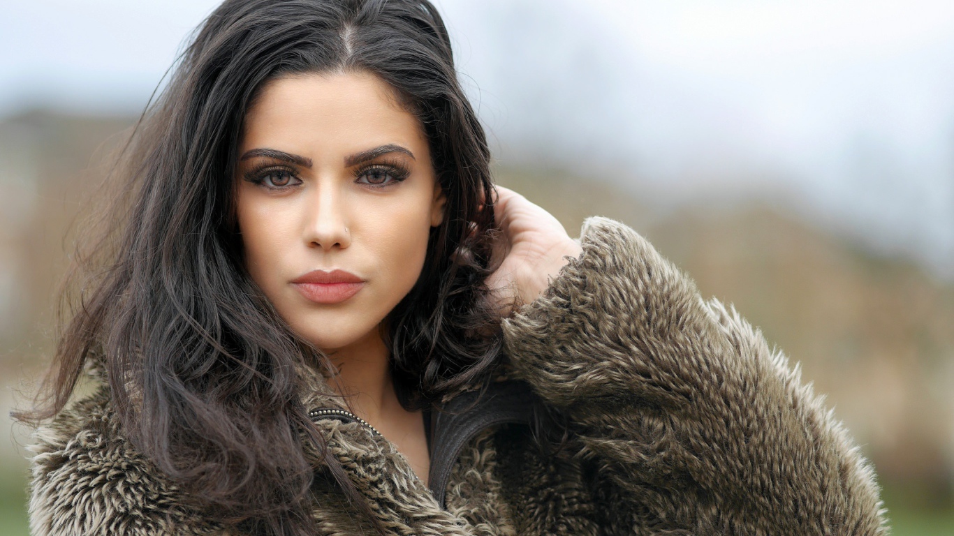 Брюнетка с карими глазами в шубе 