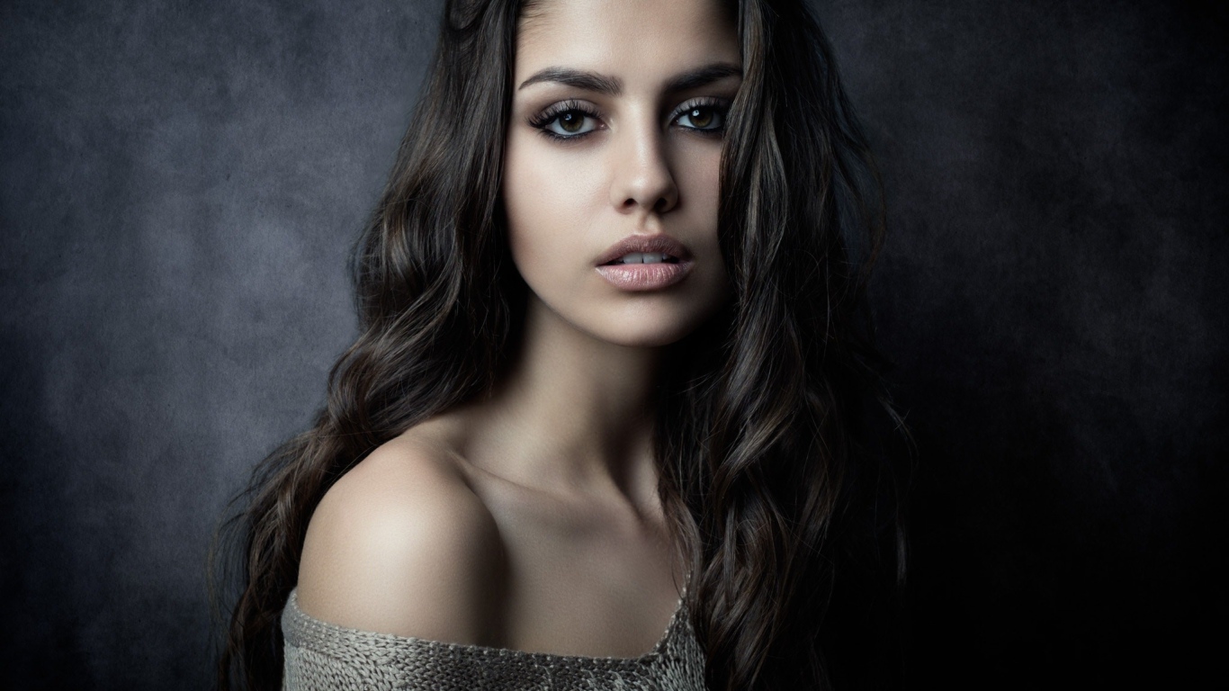 Нежная красивая девушка брюнетка с длинными волосами 