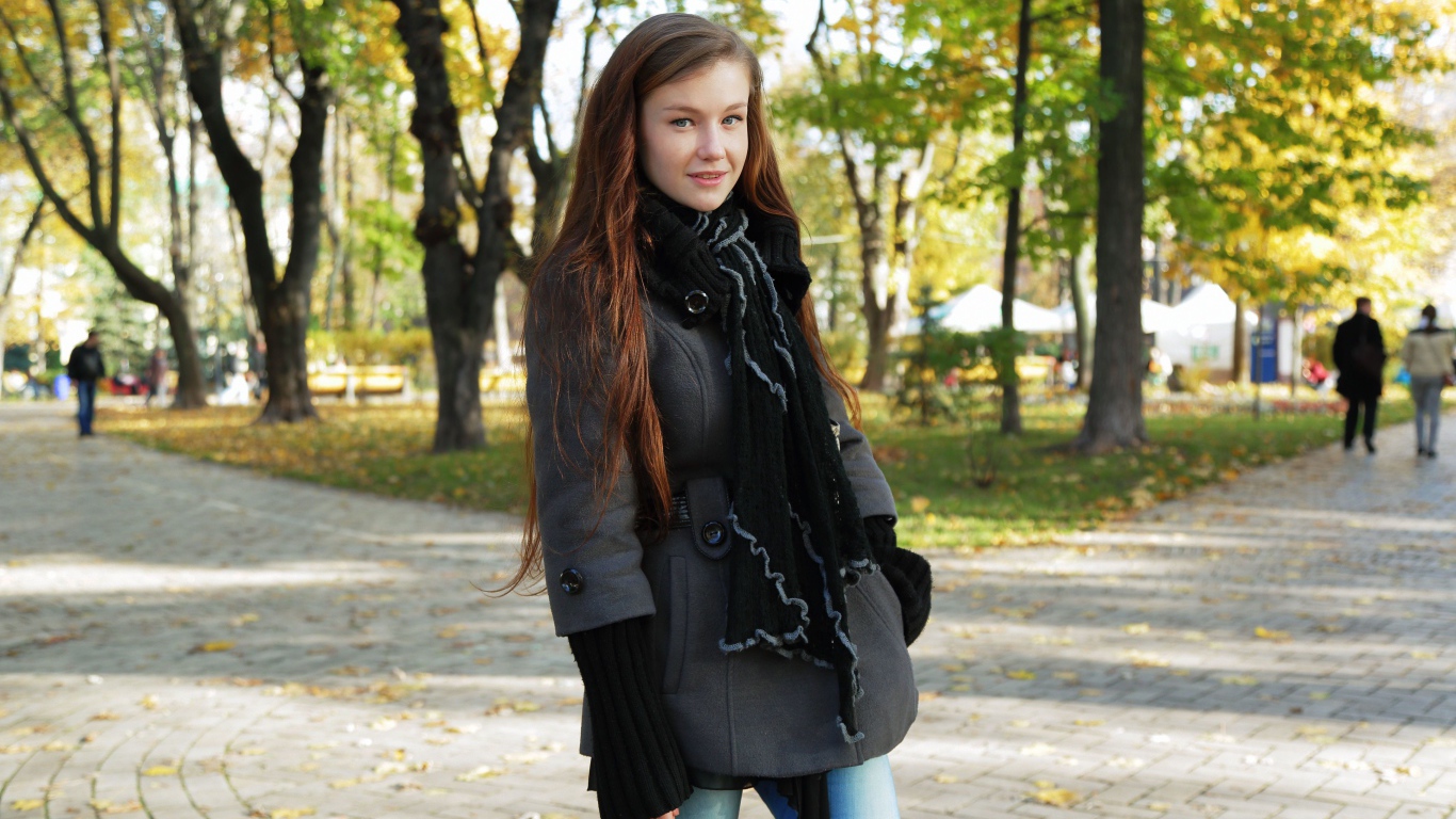 Нежная молодая девушка в пальто Эмили Блум