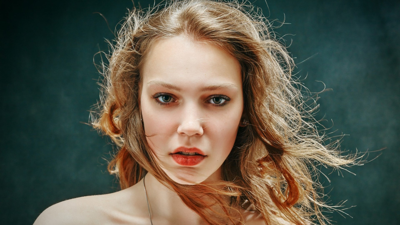 Нежная красивая молодая девушка с красивыми глазами 