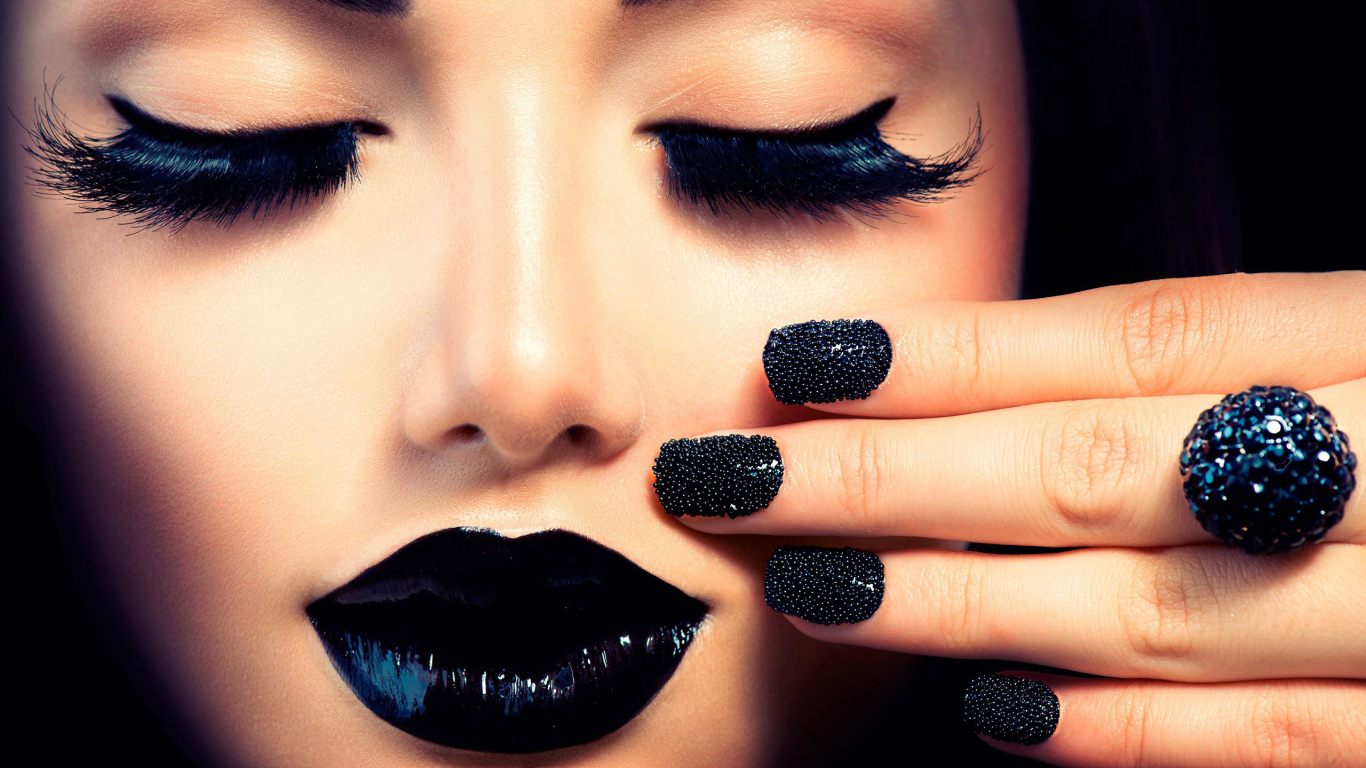 Девушка с красивым черным макияжем и черными ногтями