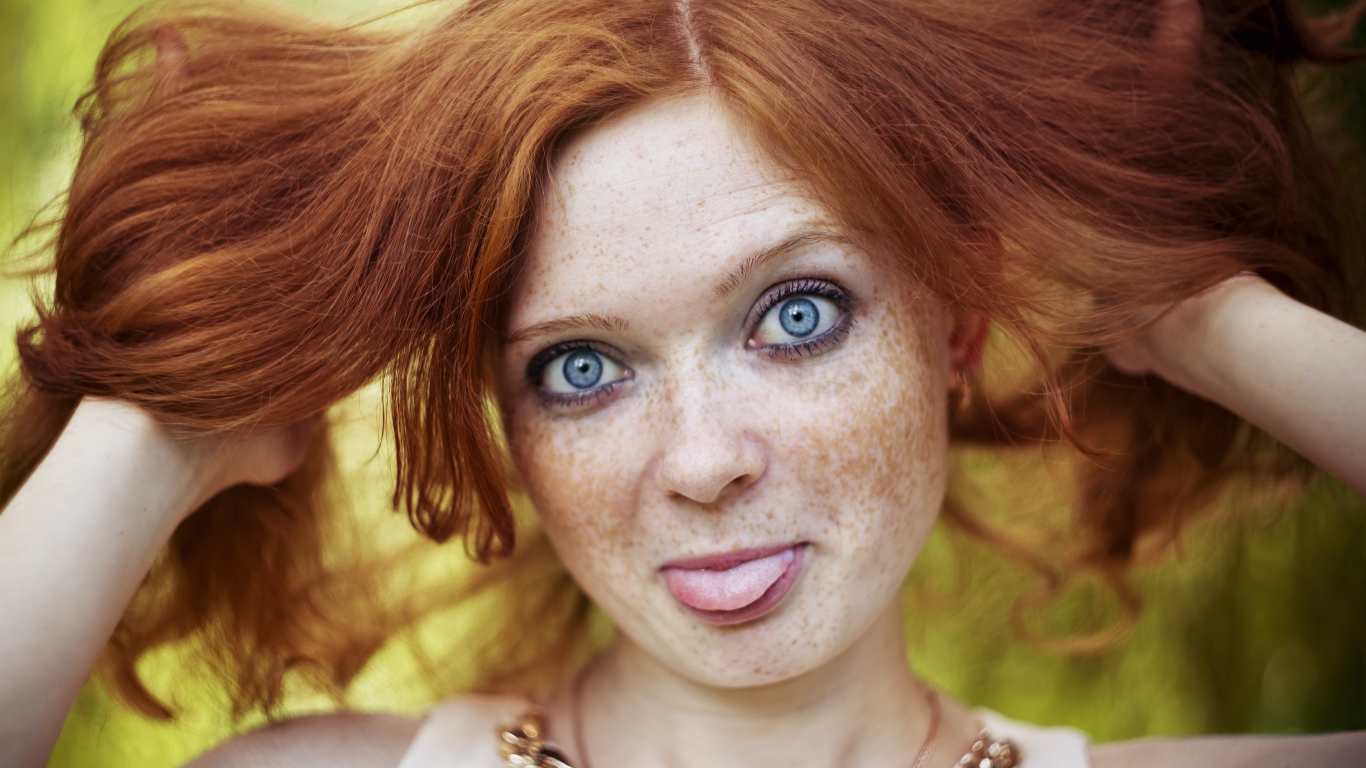 Рыжеволосая девушка с веснушками на лице