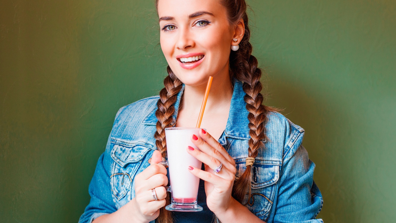 Улыбающаяся девушка с коктейлем в руках