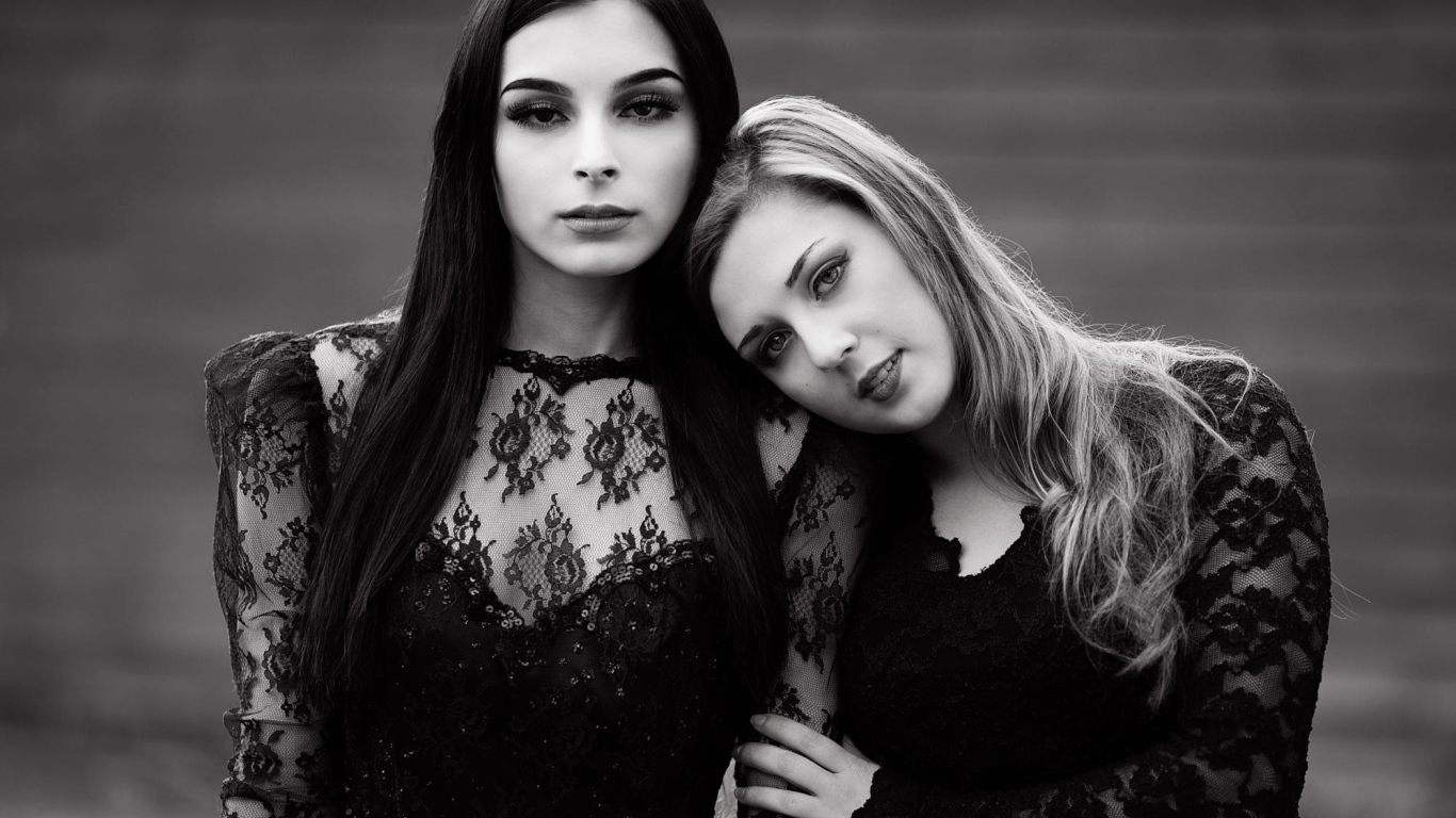 Две молодые красивые девушки черно - белое фото