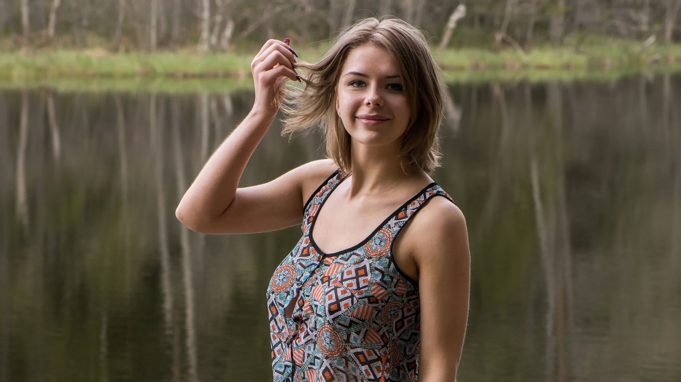 Молодая красивая настоящая девушка