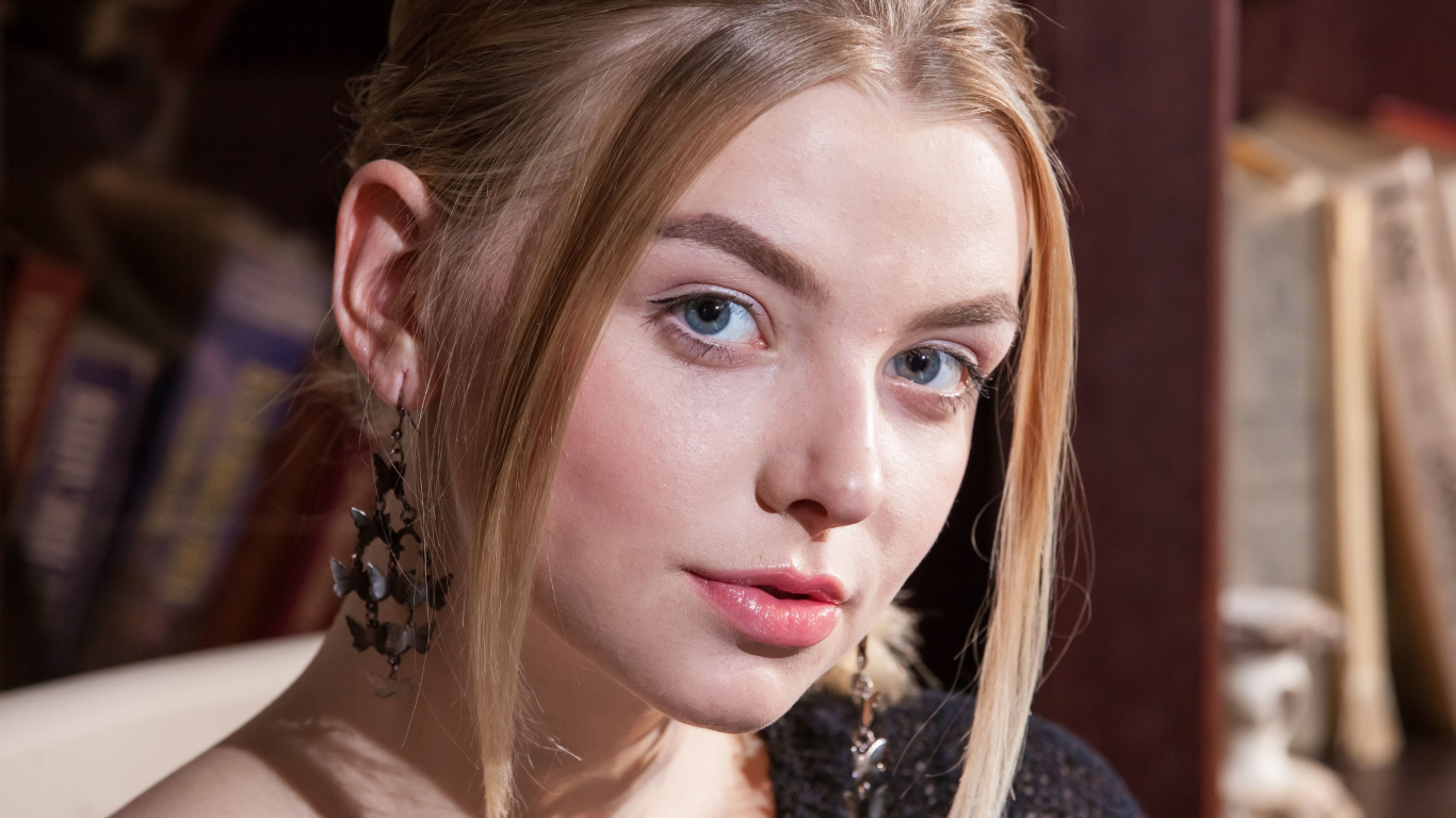 Молодая девушка блондинка с голубыми глазами