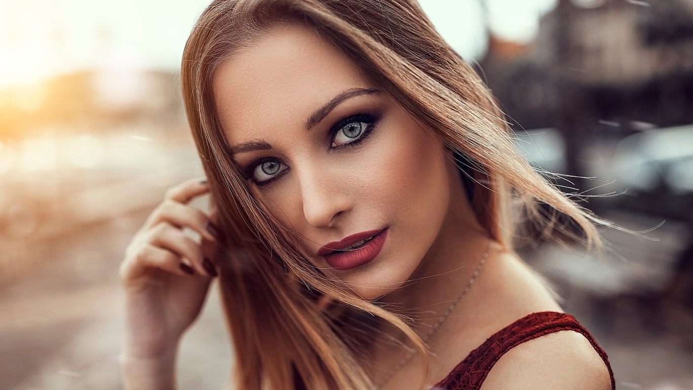 Молодая девушка с красивыми выразительными глазами 