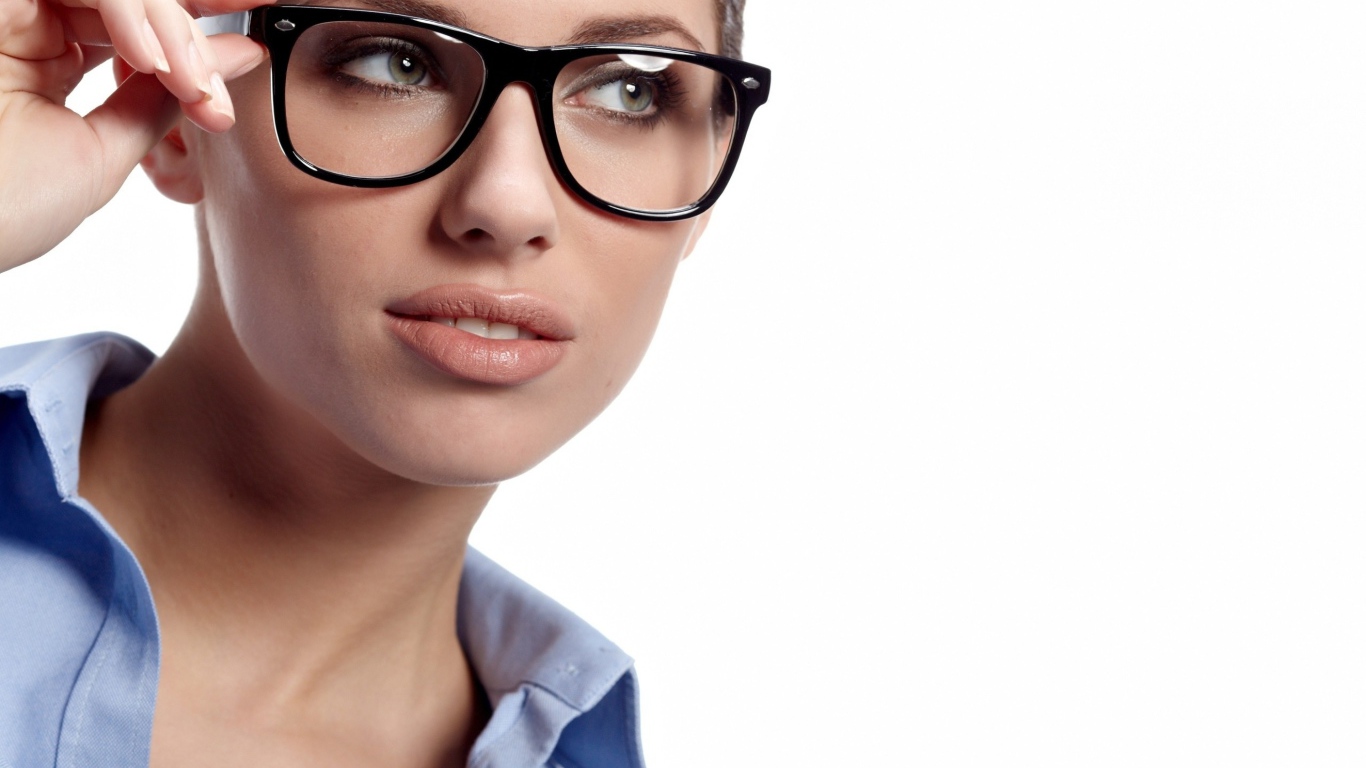 Молодая девушка в очках на белом фоне