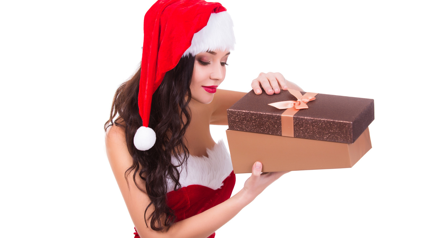 Красивая девушка в новогоднем костюме с подарком