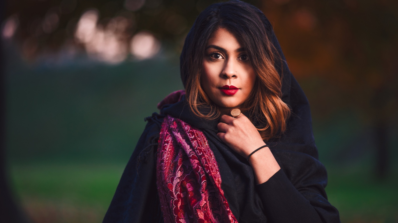 Красивая девушка модель в черном платке