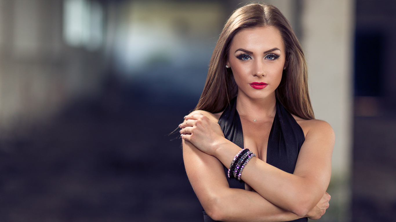 Голубоглазая девушка модель с красивым макияжем