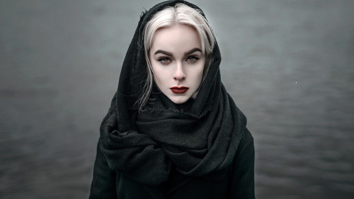 Девушка модель в черном наряде с красными губами 