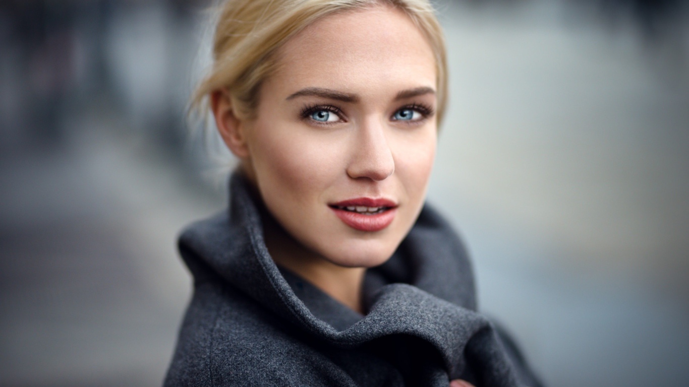Девушка с голубыми глазами модель  Eva Mikulski 