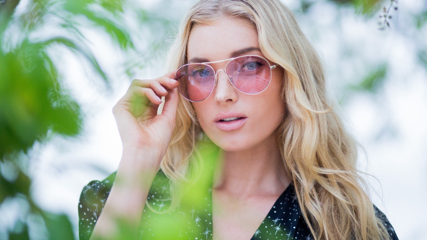 Стильная блондинка модель Эльза Хоск в солнечных очках