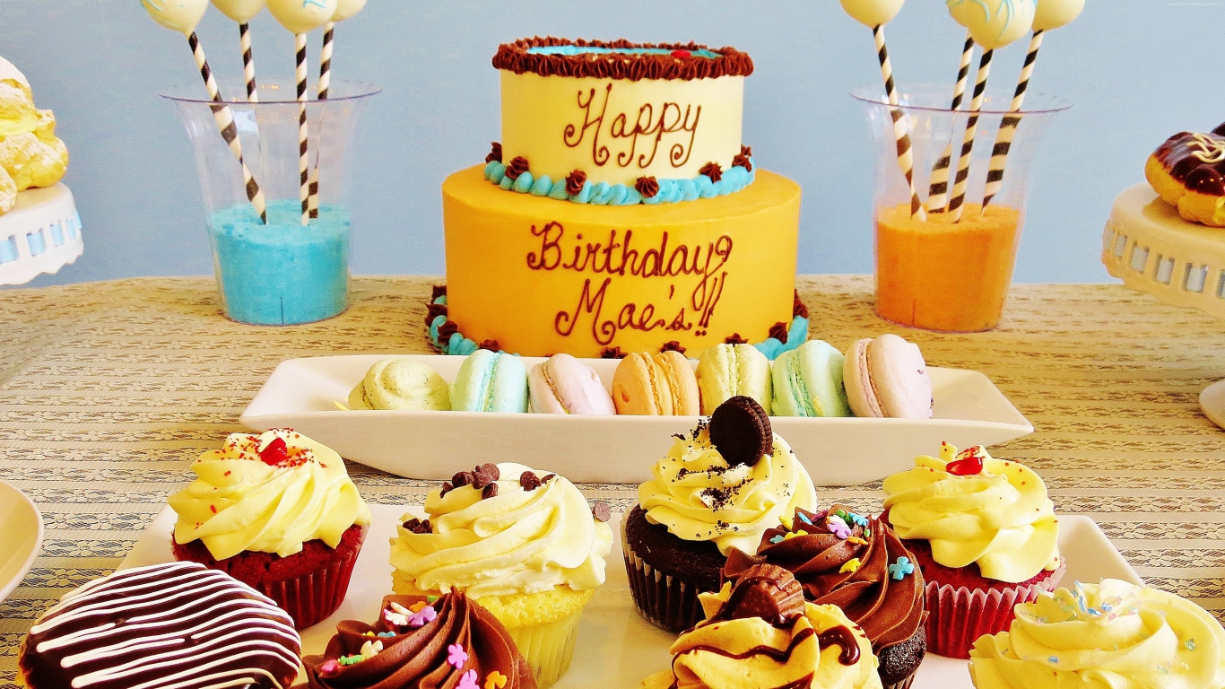 Большой красивый торт и капкейки ко Дню рождения