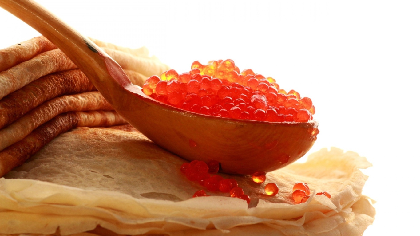 Блинчики и ложка красной икры на Масленицу 2017 