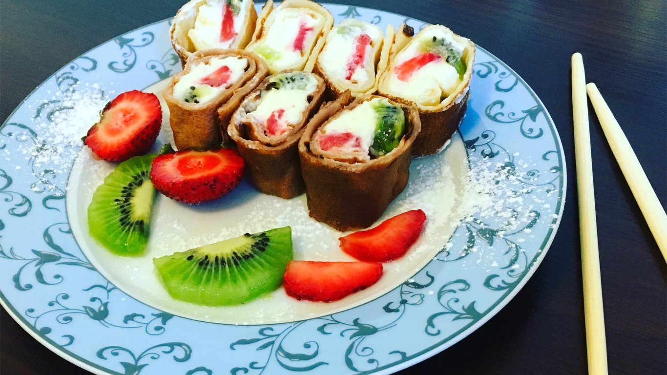 Роллы из блинов с ягодами на Масленицу 