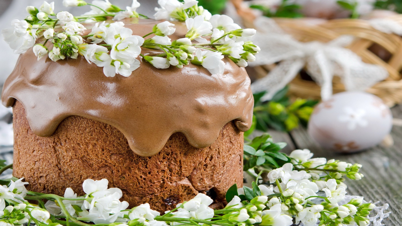 Красивый пасхальный кулич с шоколадной глазурью и цветами 