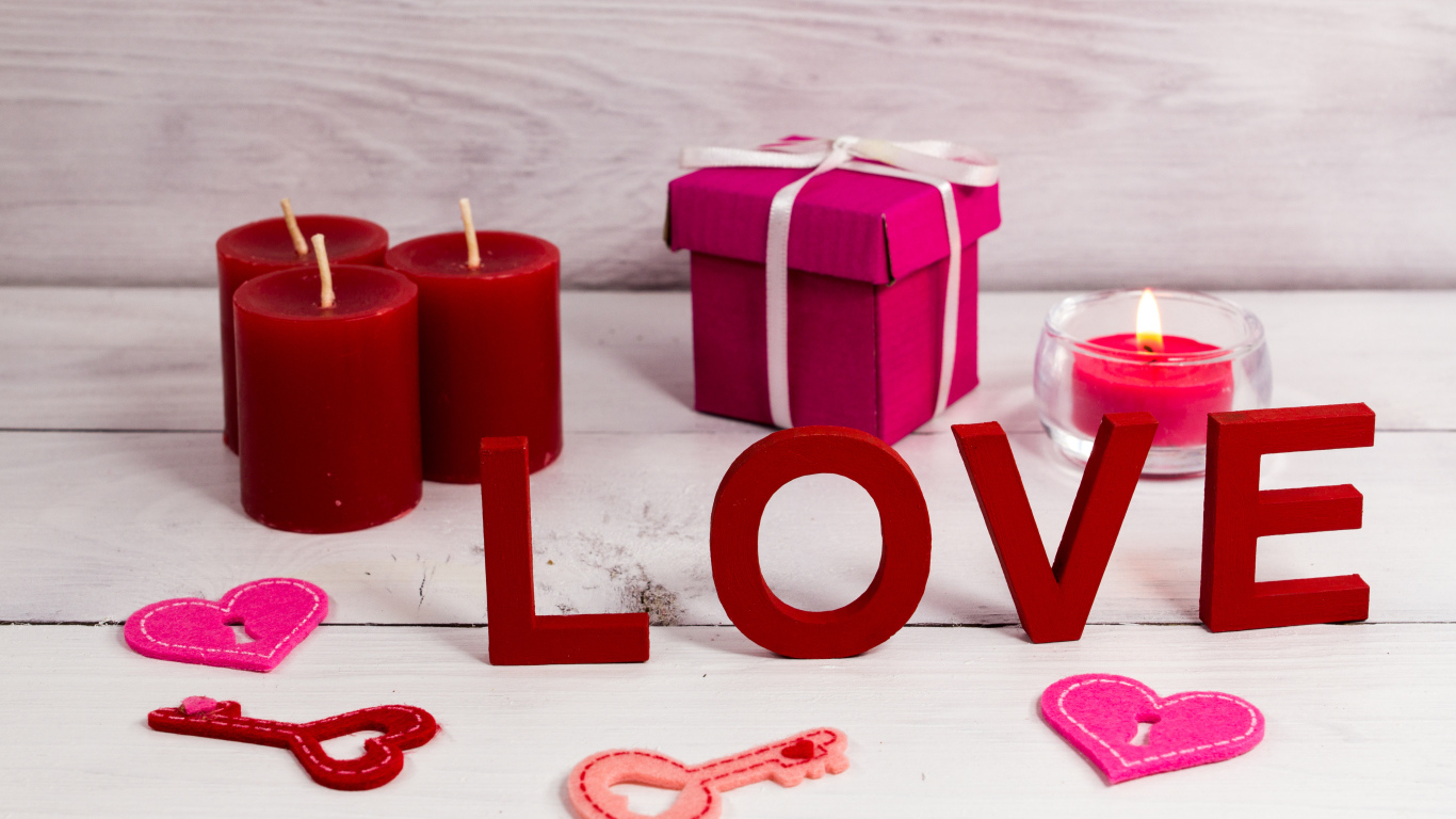 Подарок, красные свечи и надпись Любовь на День Святого Валентина, 14 февраля