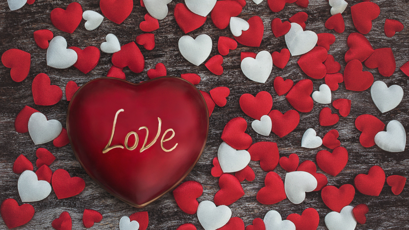 Большое красное сердце с надписью Любовь среди маленьких сердечек