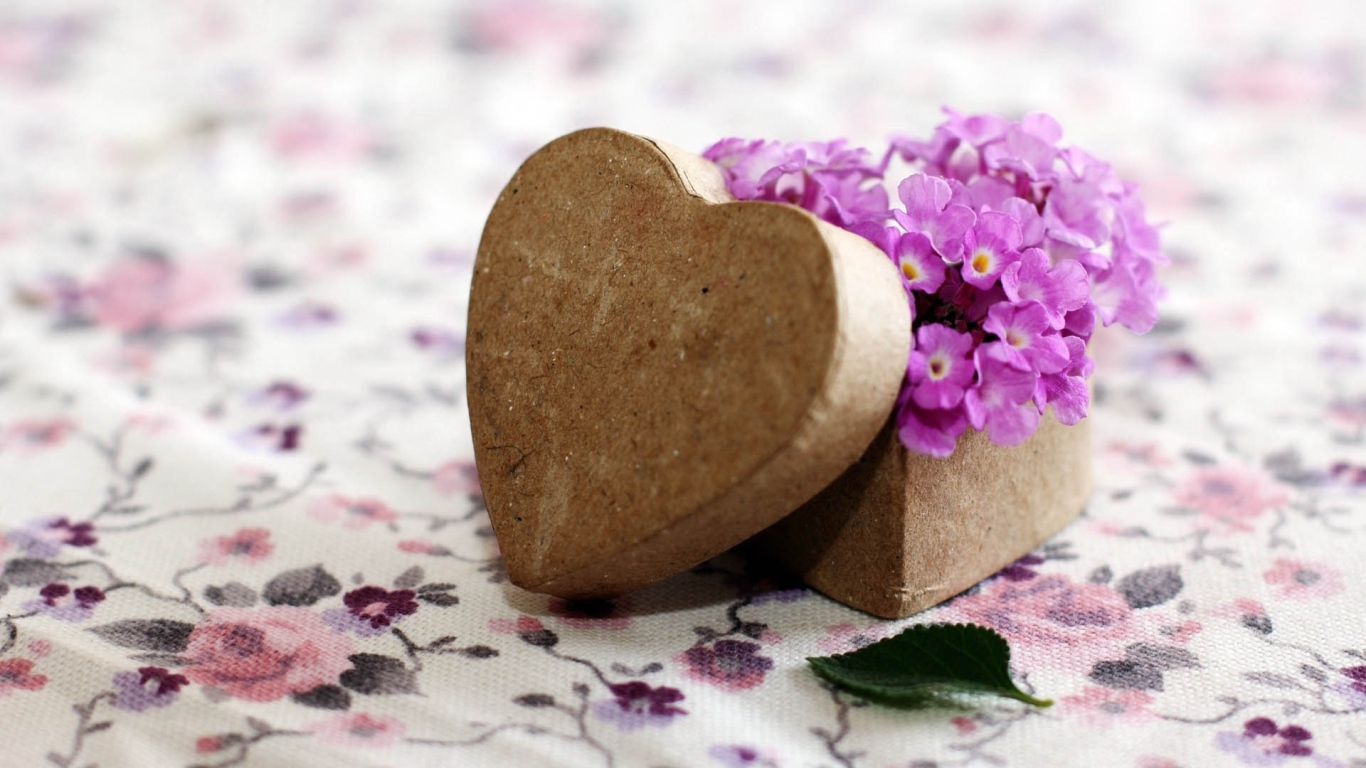 Коробочка в форме сердца с фиолетовыми цветами 