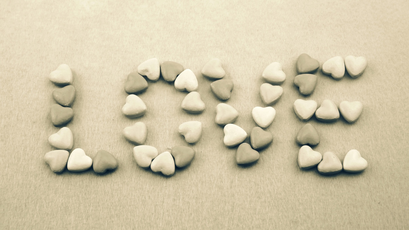 Надпись Любовь из камней в форме сердца