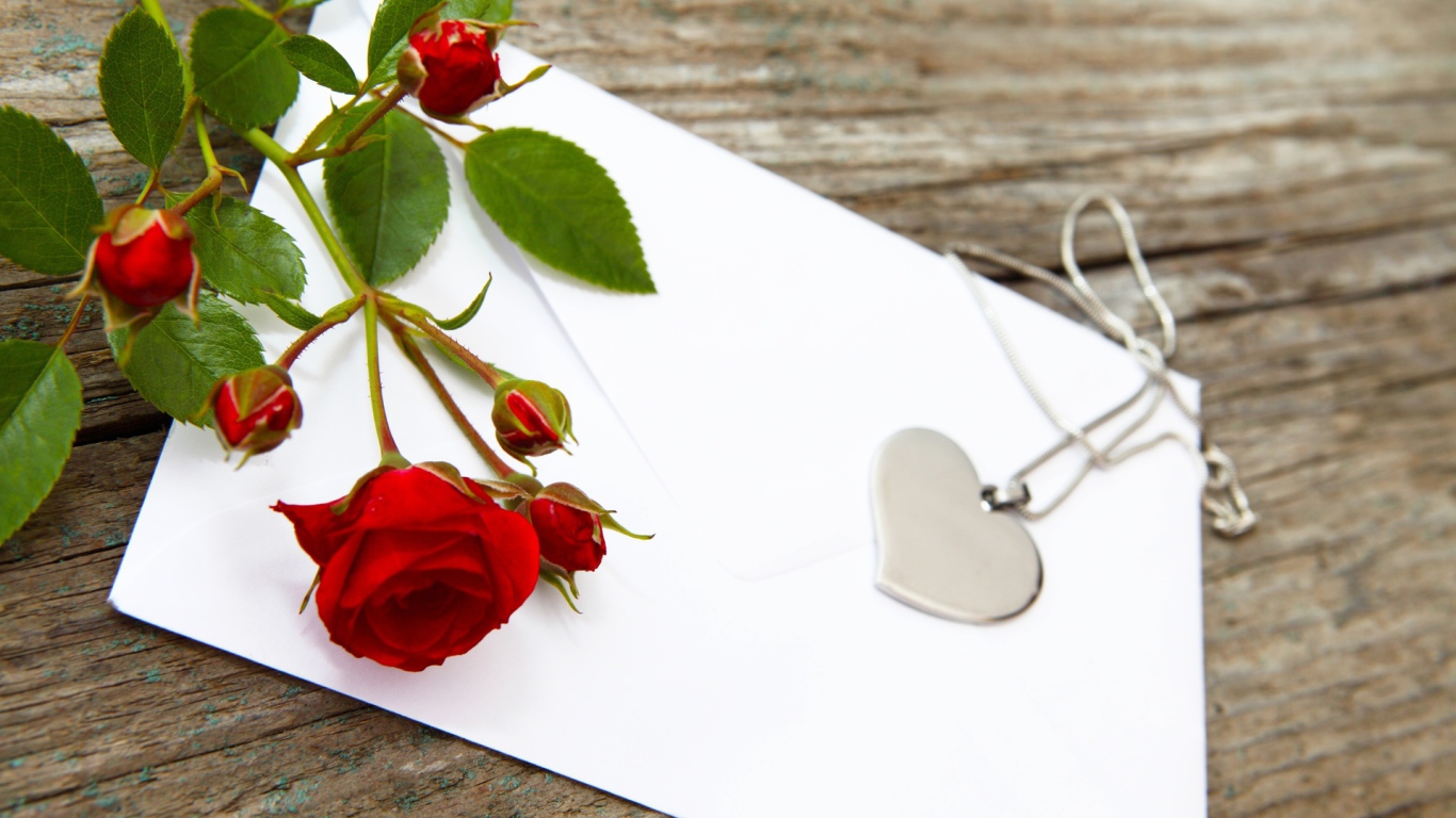 Кулон в форме сердца и красная роза 