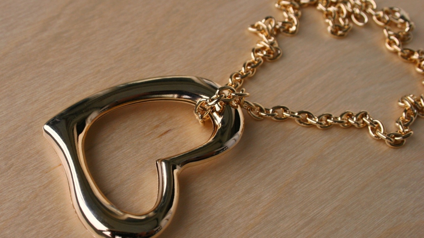 Подвеска в форме сердца на золотой цепочке