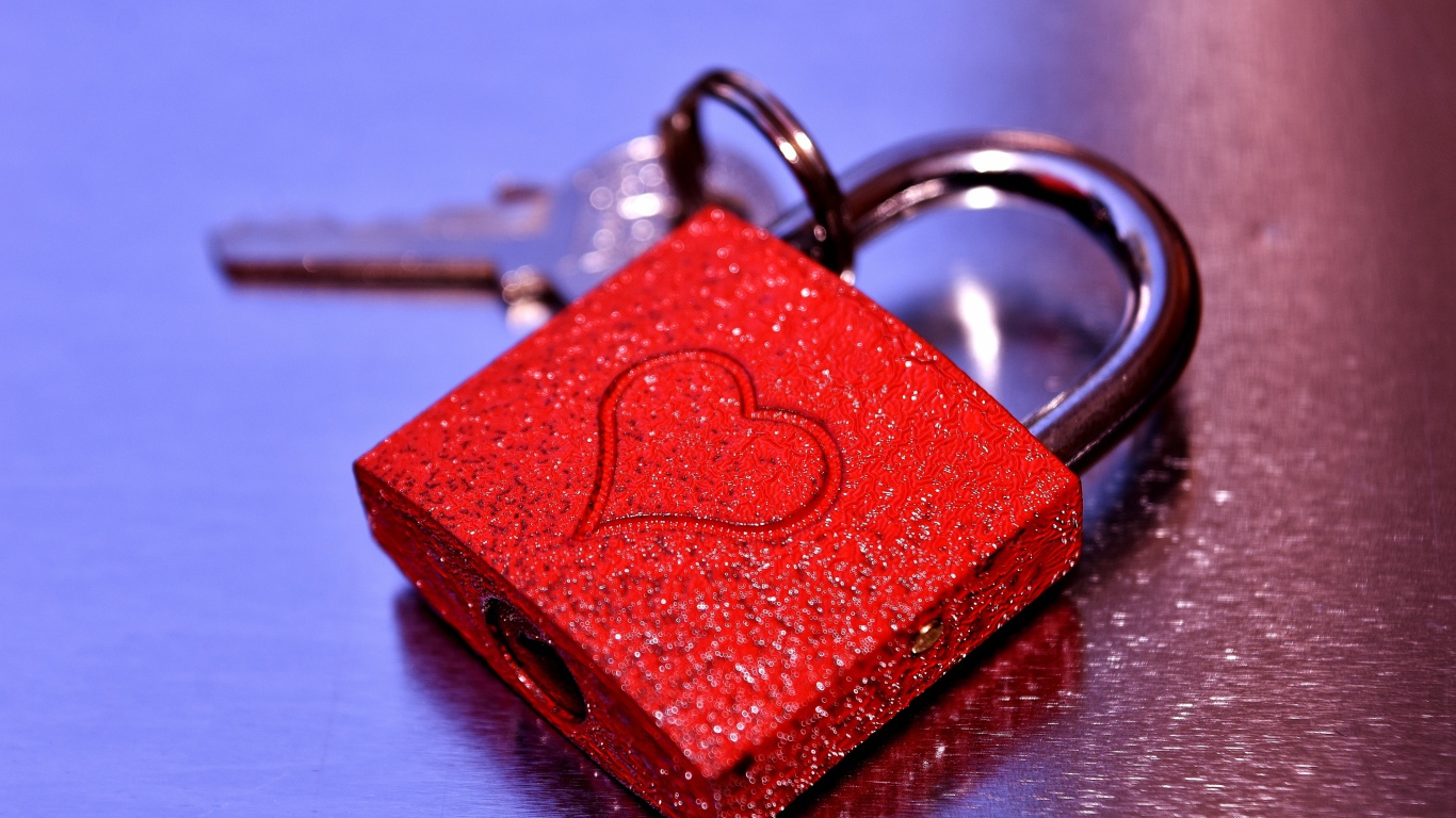 Красный замок для влюбленных с изображением сердца