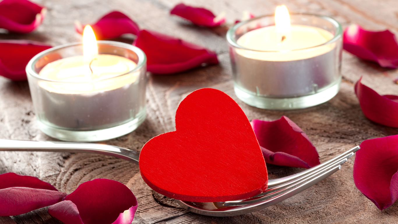 Красное сердце на вилке 